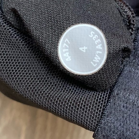 Lululemon Scoop Me Up Tank Top Black Racerback Size 4 - Picture 10 of 11